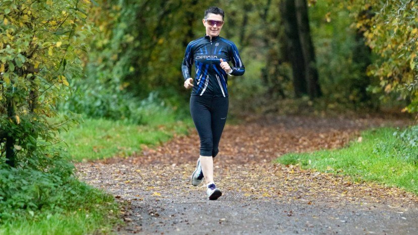 Que du bonheur de bien respirer Femme qui court dans les bois.
Quelle est la meilleure façon de respirer pendant la course à pied