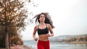 En voilà qui ne manque pas d'air ! Belle fille qui court